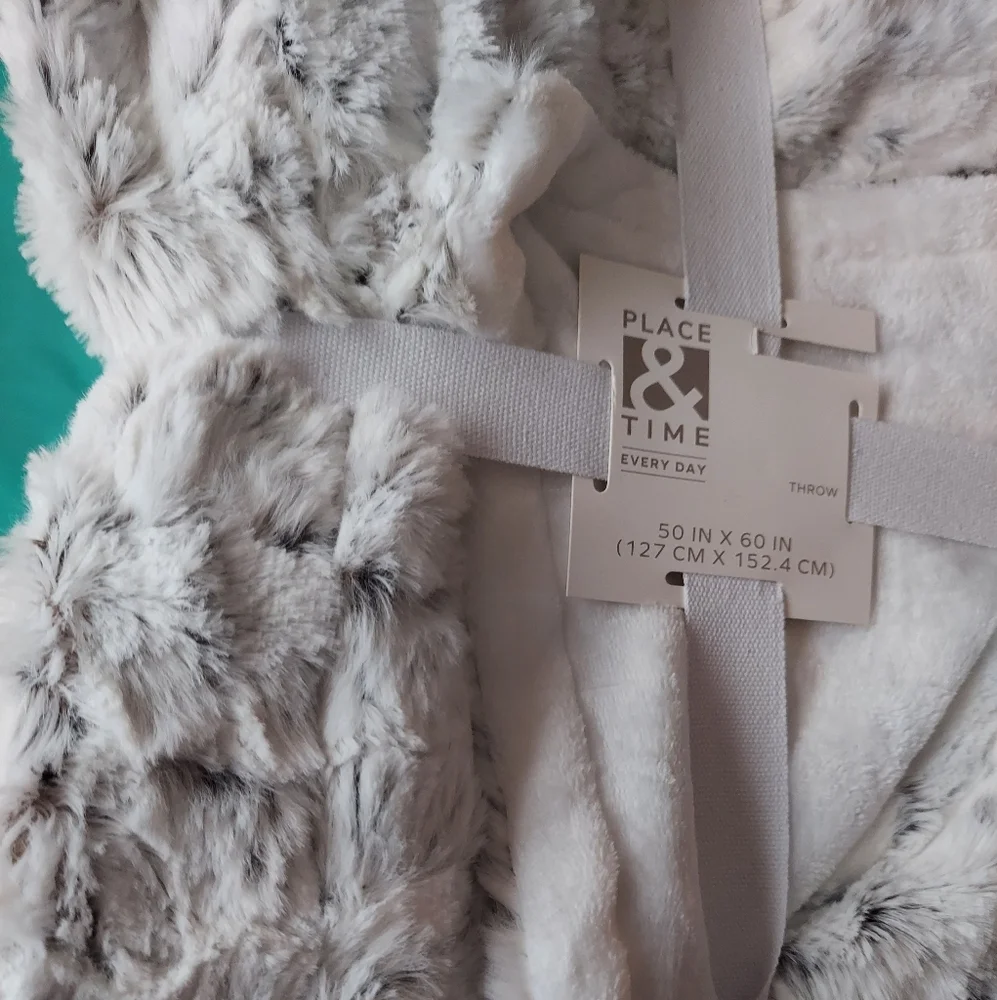Outrageously Soft Minky Snow Leopard Faux Fur Luxe Throw Blanket 50 x 60 BNWT
